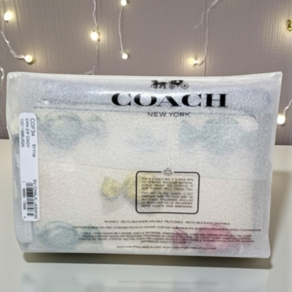 COACH- NWT - Corner Zip Wristlet in Signature Leather w Heart Charm. In Plastic - Picture 3 of 4
